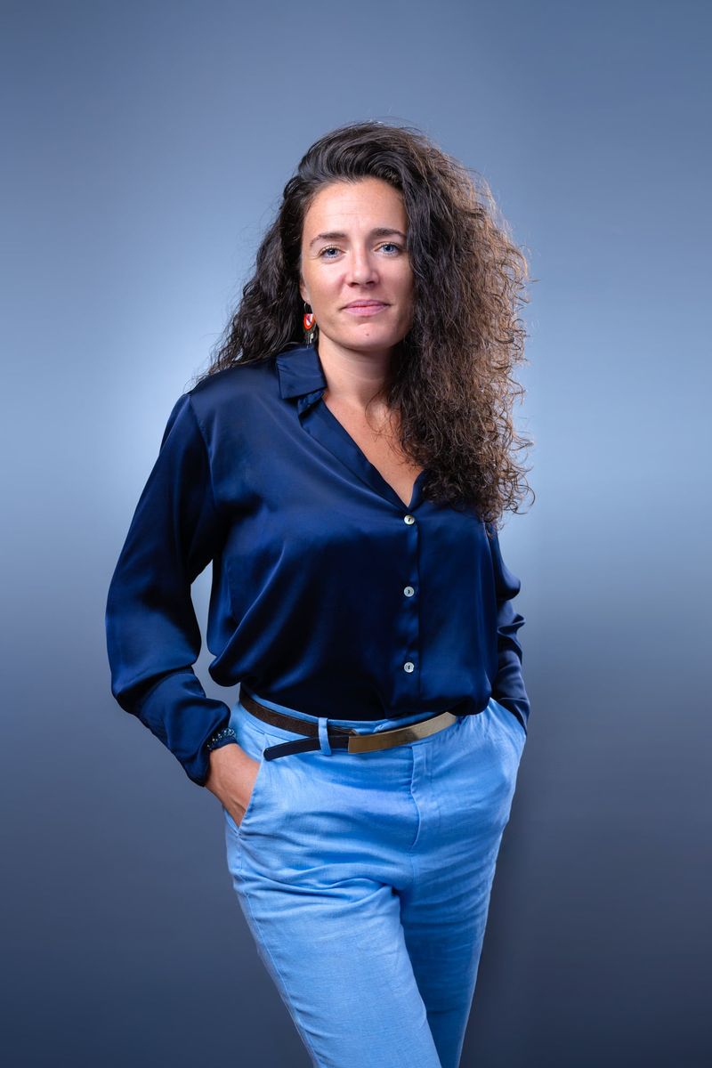 Cabinet avocat — Maître Camille Charles dans son bureau